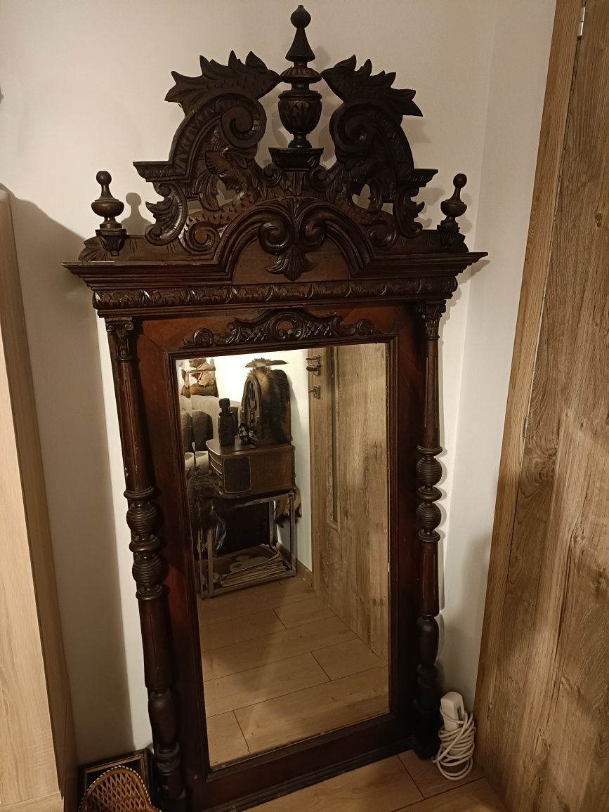 Vând oglindà din lemn sculptatà foarte veche, 1,83 cm înălțime!
