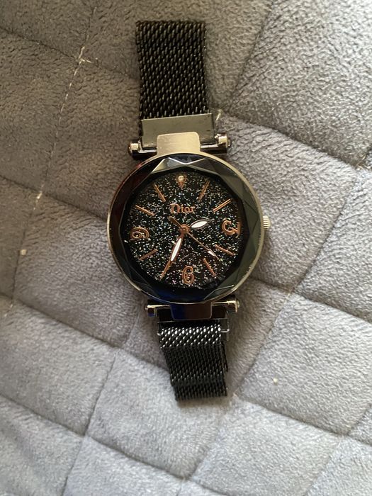 СРОЧНО женские часы. Батарея не работает, надо менять. Цена 1000 тг.