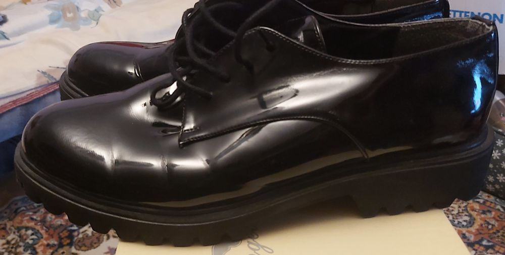 Pantofi negri de lac cu vârf rotund, talpa de bocanci