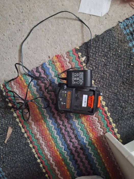 Зарядно устройство и батерия