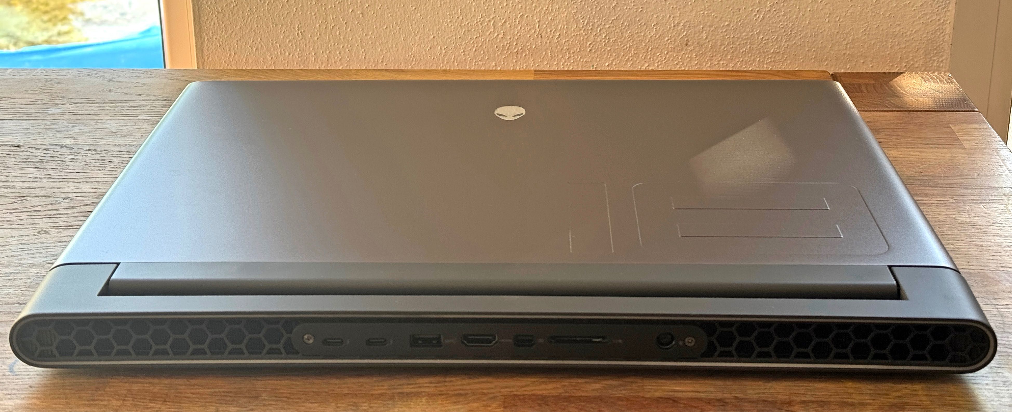 Alienware m18 R2 Intel i9 14900 HX RTX4070 32 RAM 1 TB SSD