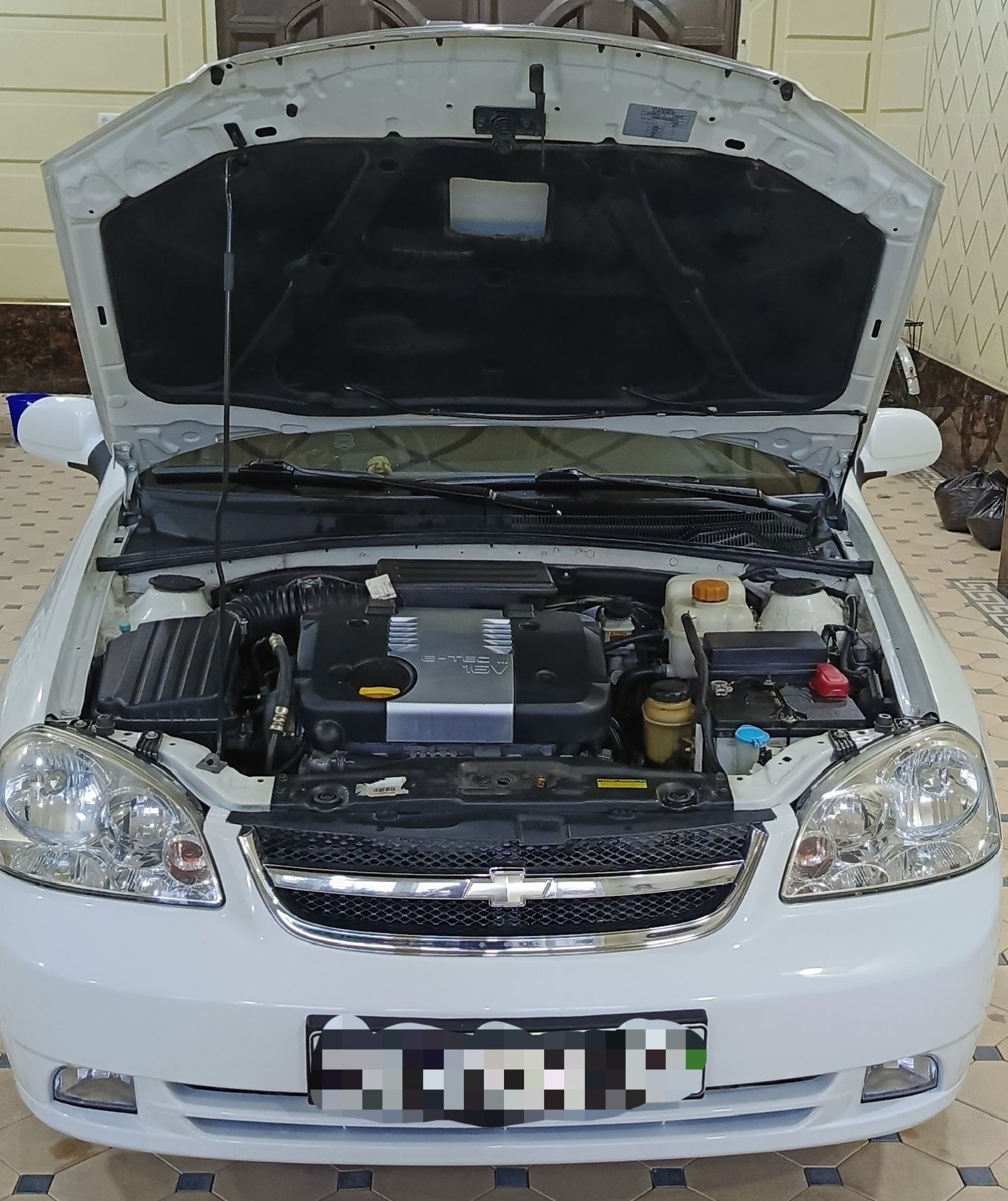 Lasetti 1.8 sotiladi