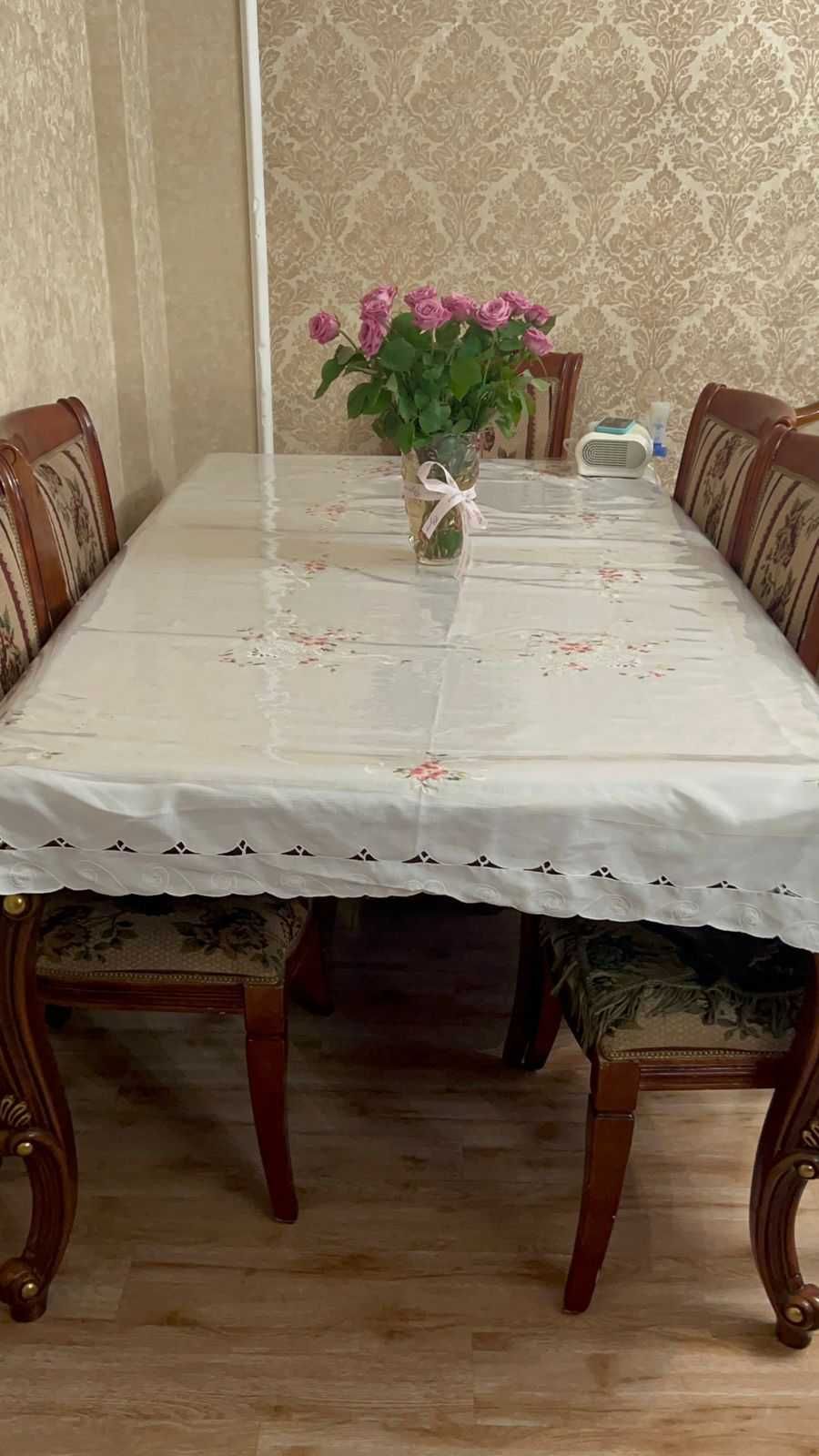 стол и стулья для гостиной