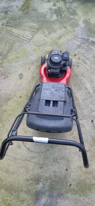 Masina de tuns iarba pe benzina