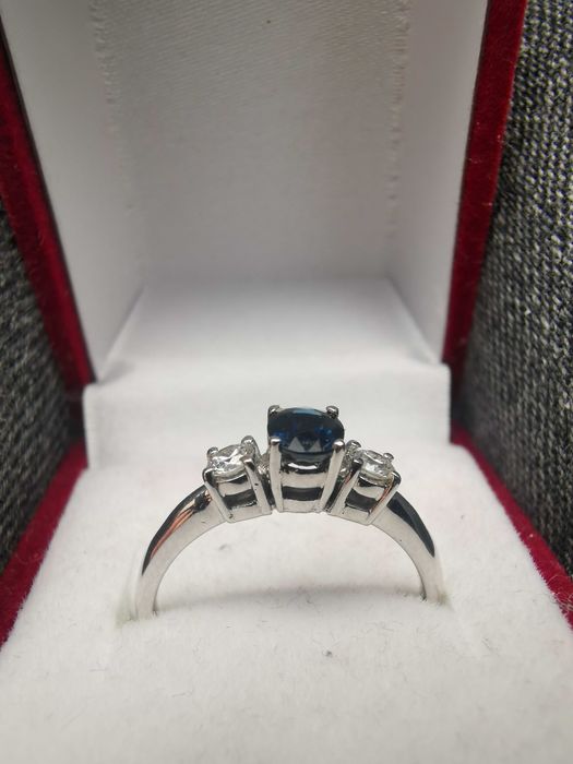 Златен пръстен с диамант