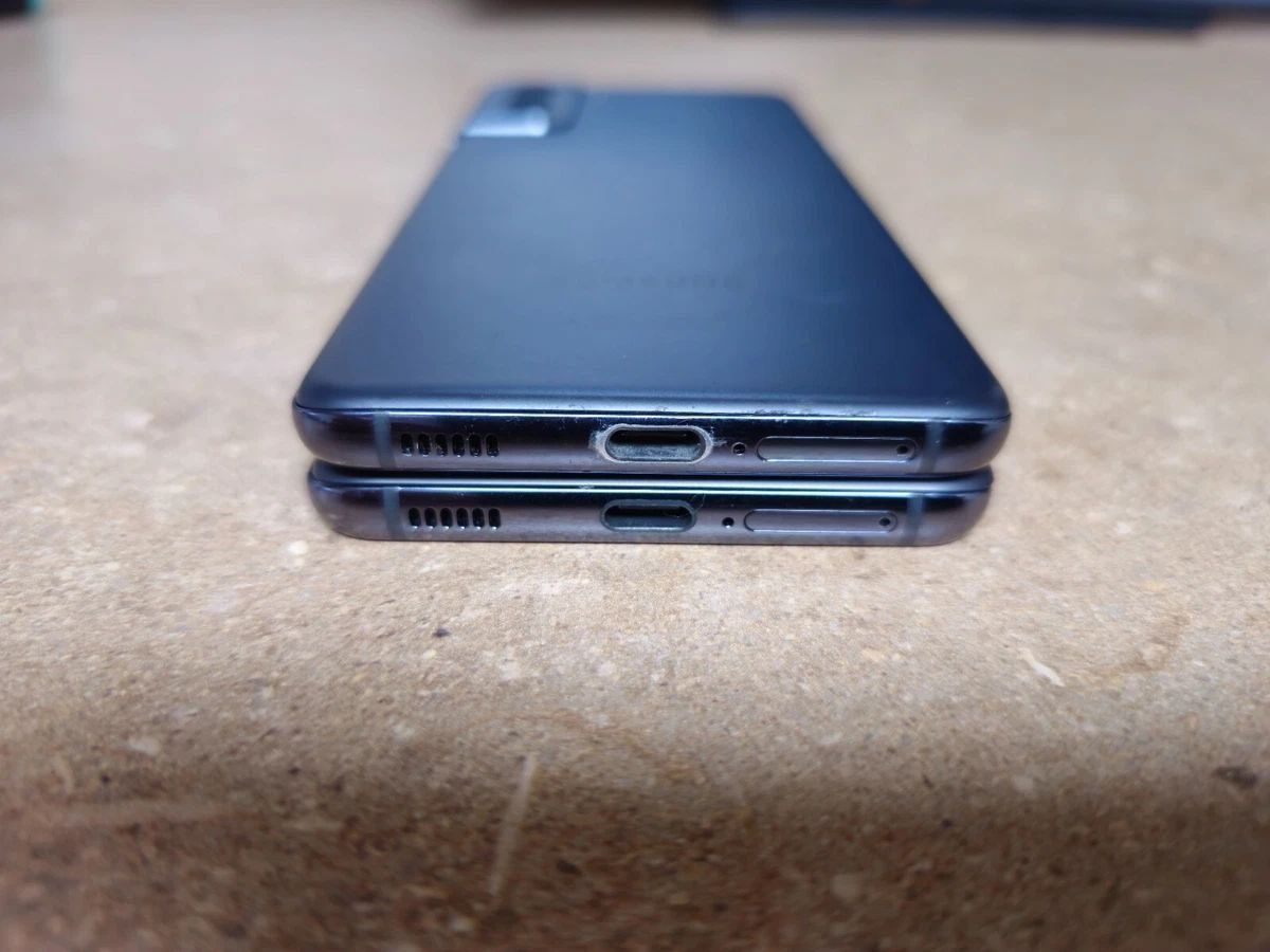 Samsung Galaxy S21 в наличии 2 шт идеальном состоянии причина сим карт