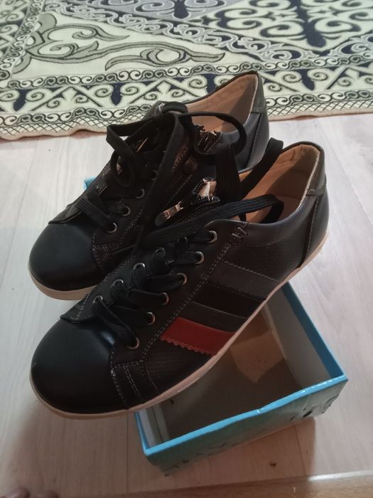 Продам кроссовки