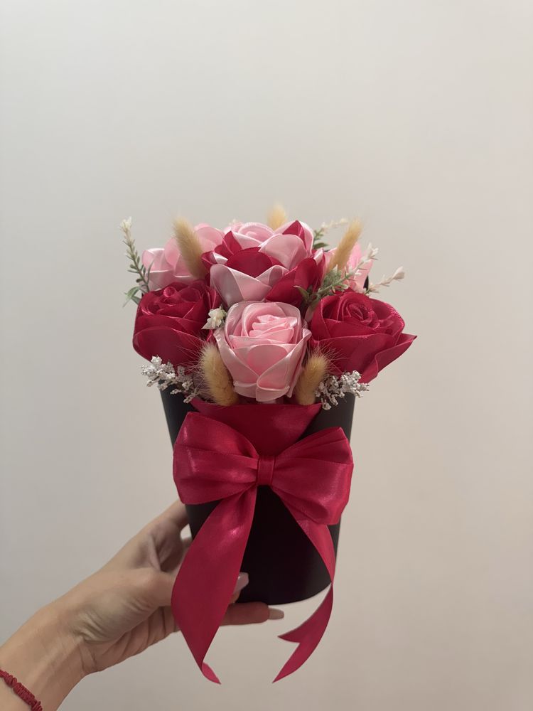 сатенени рози