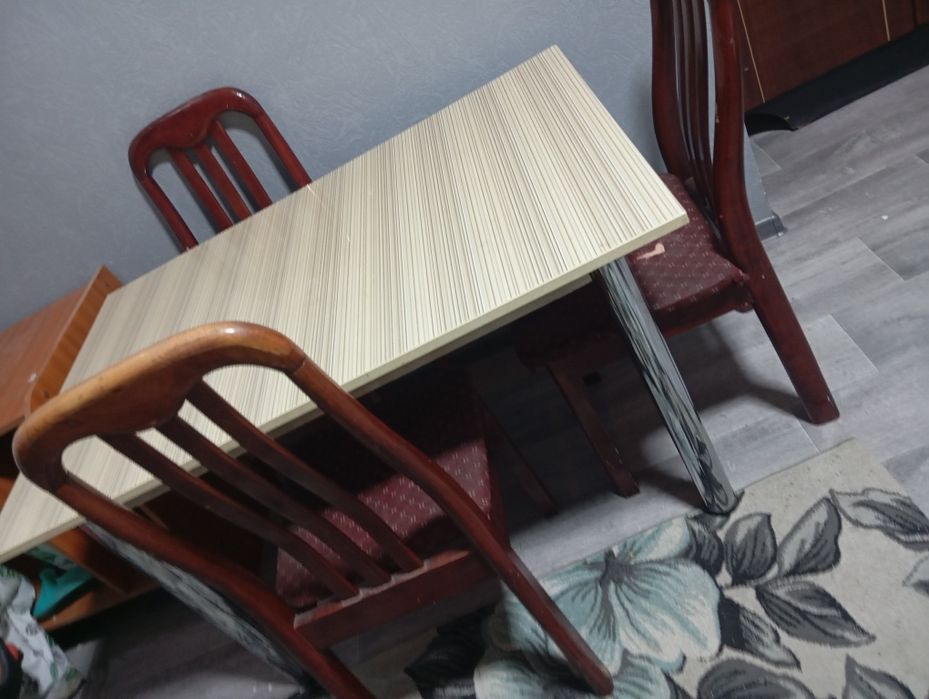 Стол и три стула продам не дорого в нормальном состоянии