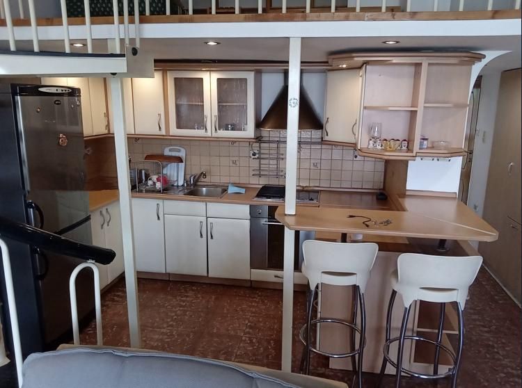 Дава се под наем Тристаен апартамент в София, Медицинска академия - 100 кв.м за 700 € - Снимка #1