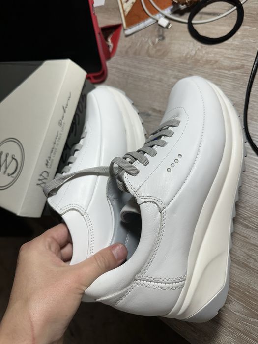 Продам новые кожанные кросовки 37 размера