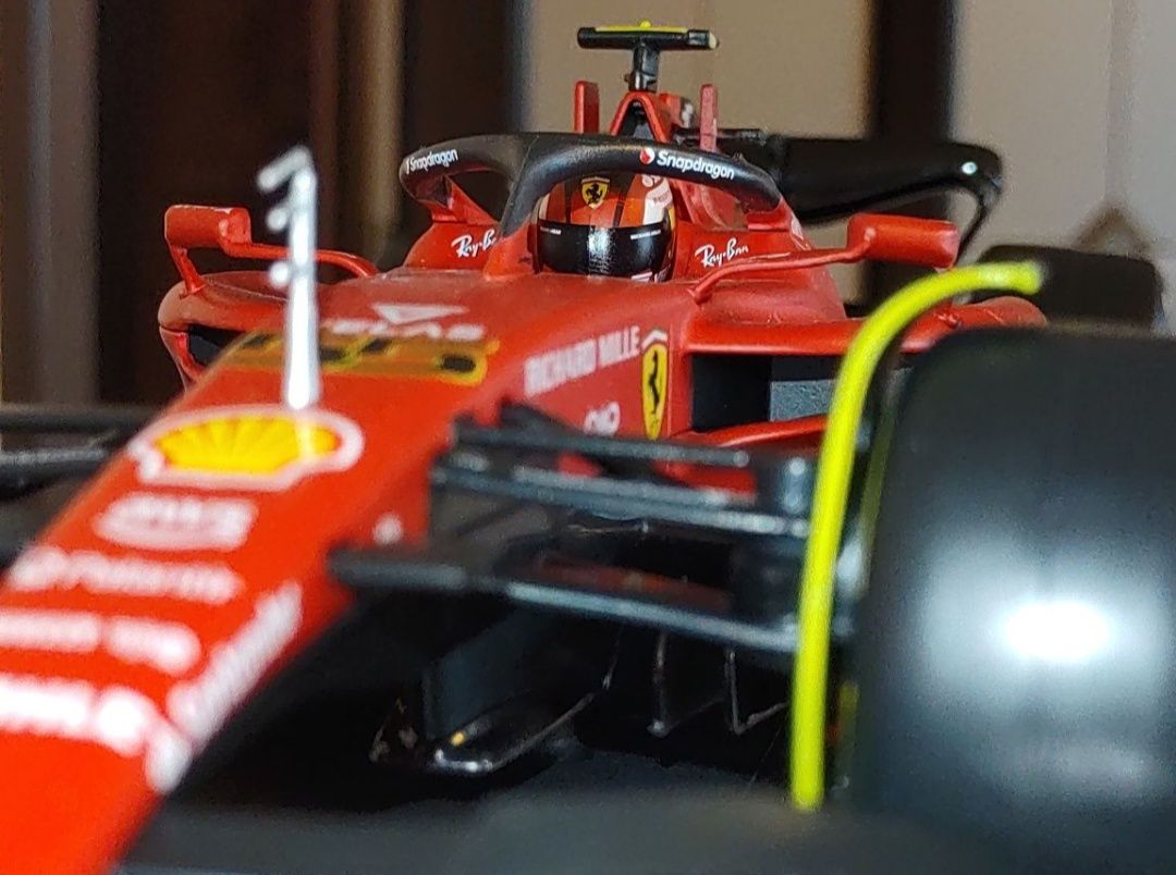 Macheta 1:18 F1-75 Anniversary Bburago Ferrari Carlos Sainz Formula 1