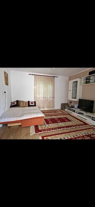 Casa de vanzare,7 dormitoare,2 bai,2 living,livada,incalzire centrala