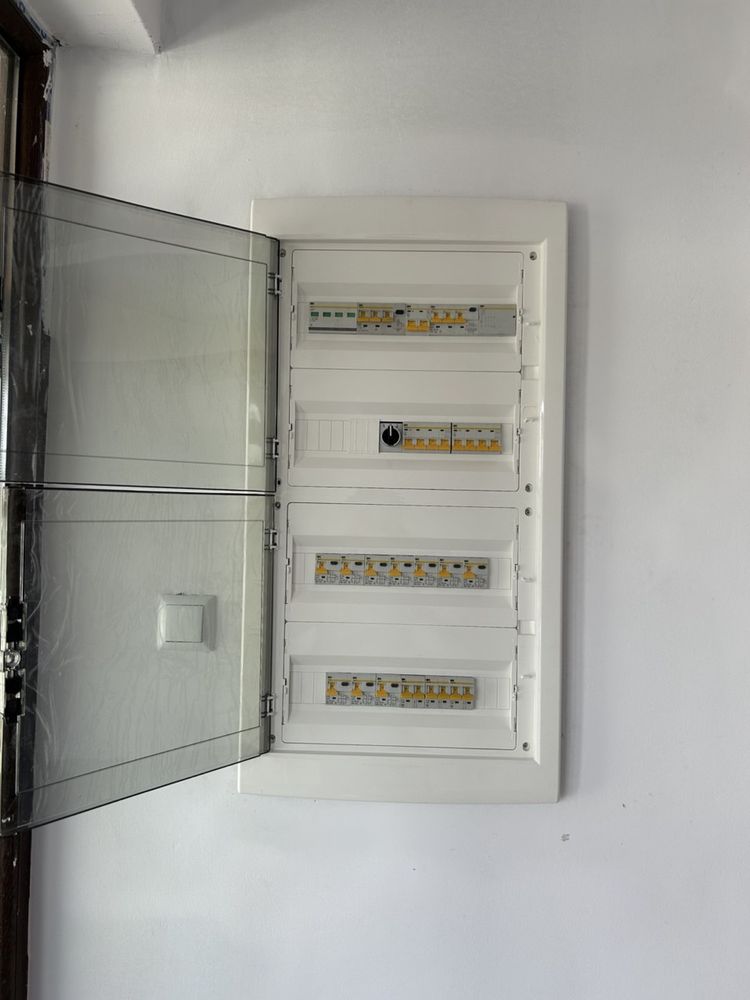 Electrician cu experienta
