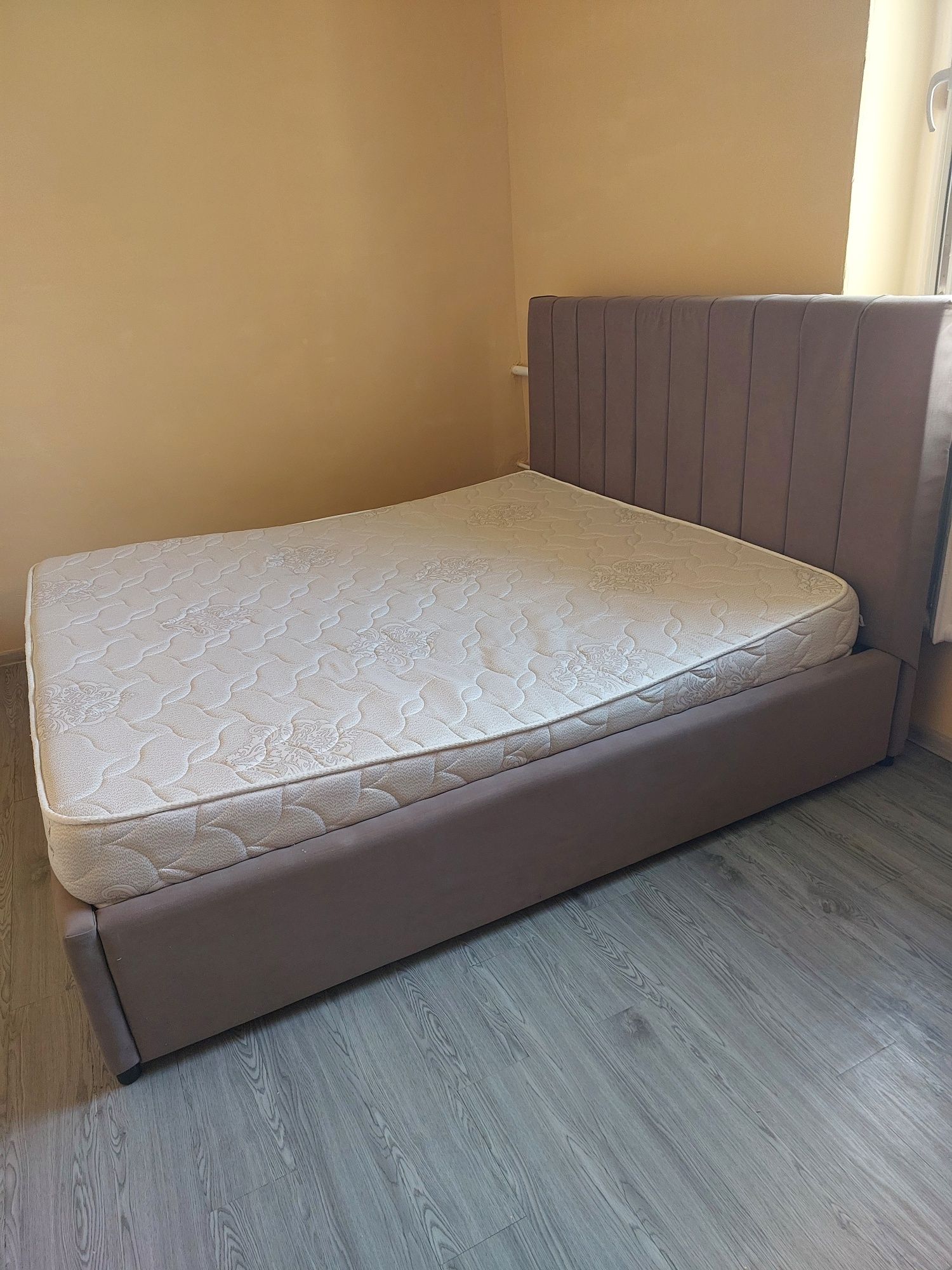 Продам двухспальнюю кровать с матрацем