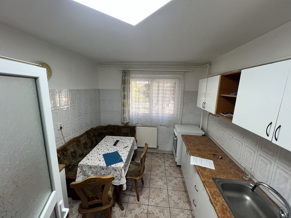 Apartament etajul 1, 3 camere, 2 bai. Zona linistita