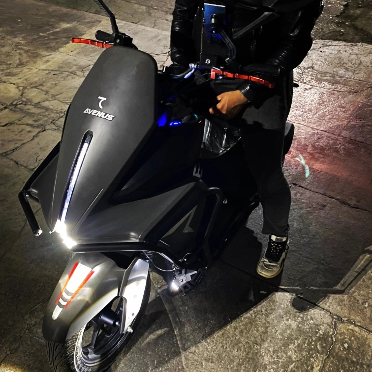 Skuter moto Yangicha dizayin va binzin bilan yuradi