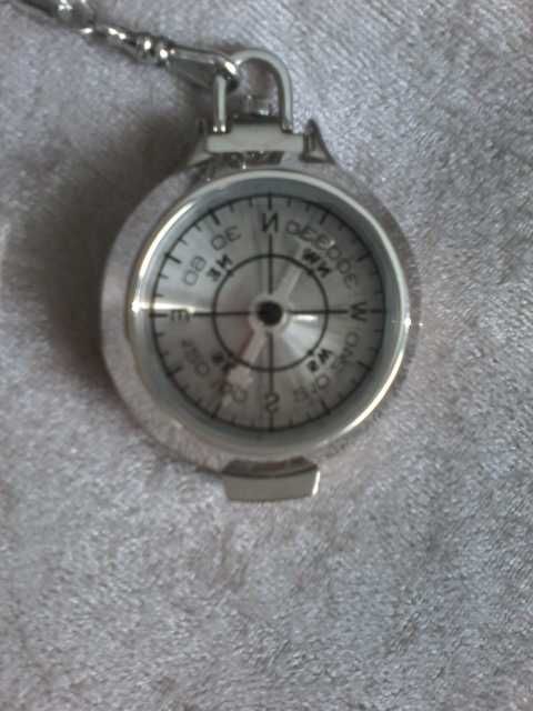 Часовник с компас