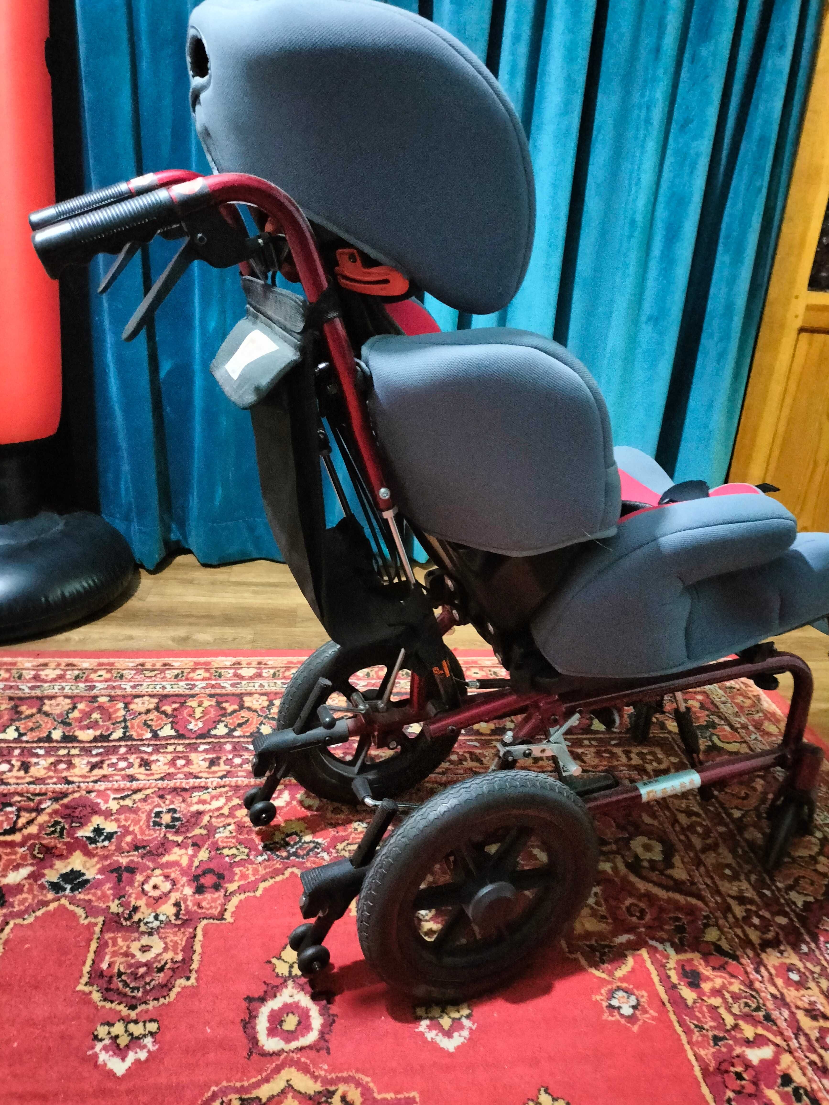 Детская инвалидная коляска.