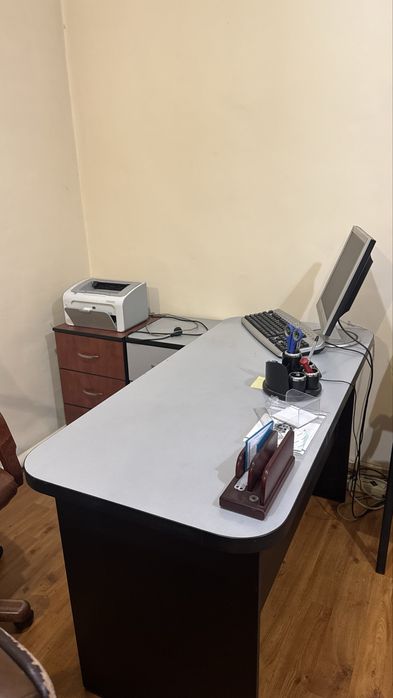 Рабочий стол с двумя выдвижными тумбами