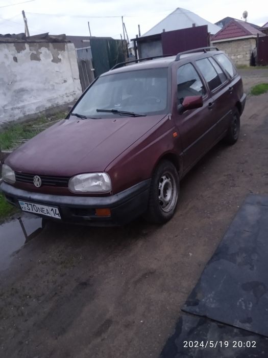 Продам Фольксваген гольф универсал,1994г.выпуска,объем 1.4