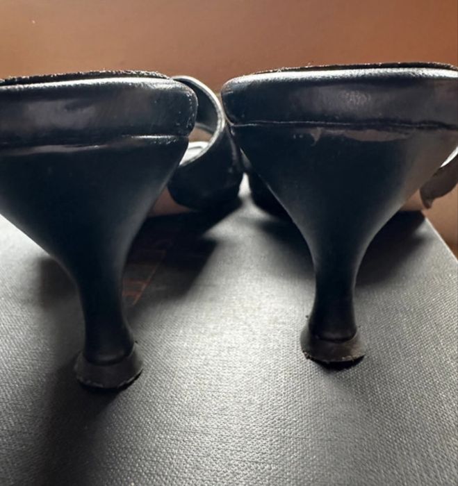 Saboti negri de la BSB  cu toc mic ff comozi ,au un mic defect