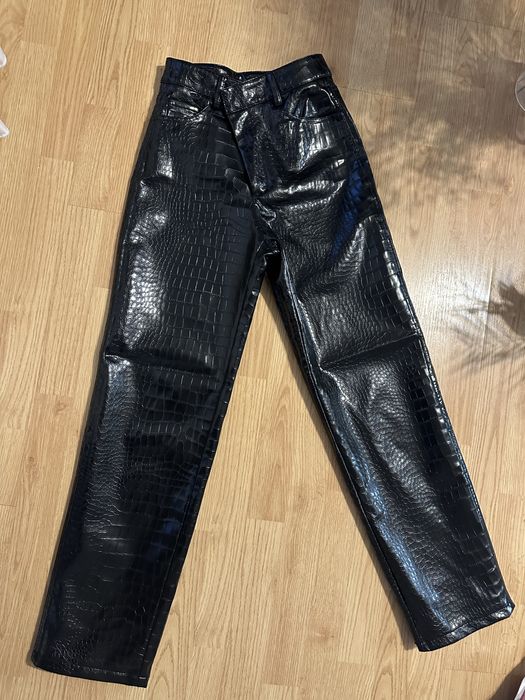 pantaloni negrii din piele