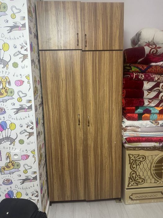 Стол и шкаф отдам даром , самовывоз , 4 этаж . Требует некоторой корек