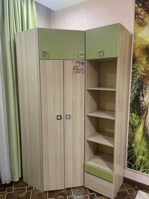 Продам двухярусную детскую кровать со шкафом и столиком.