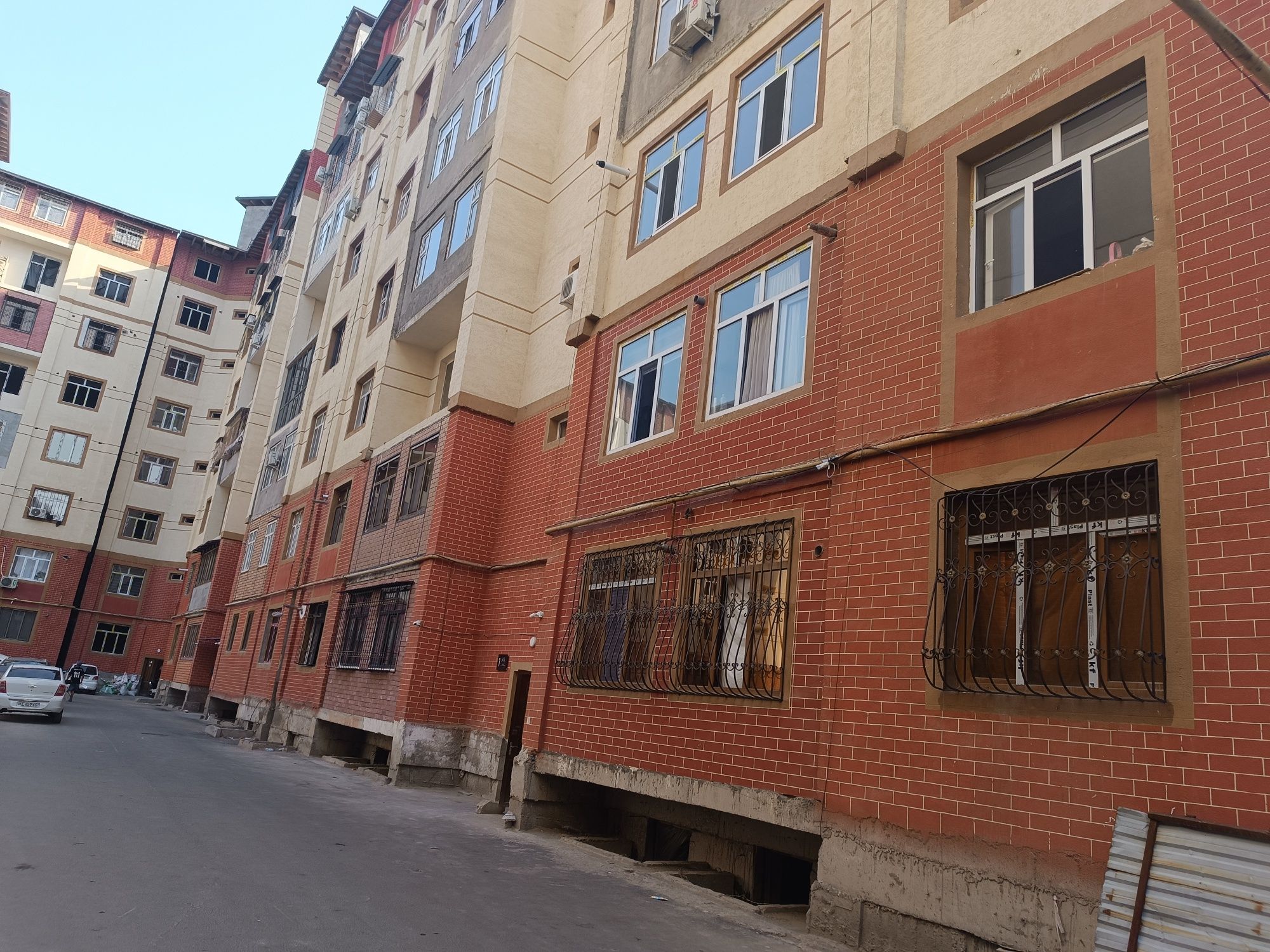 Azia house kvartira sotiladi kadastiri bor 2/6/8 42*