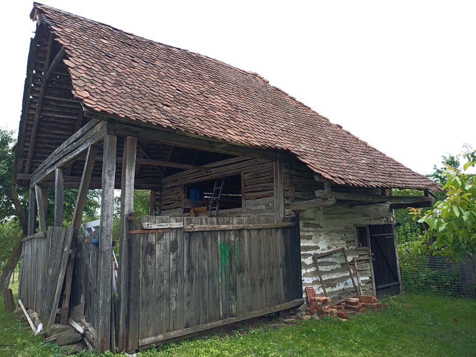 Șură veche de 100 de ani.