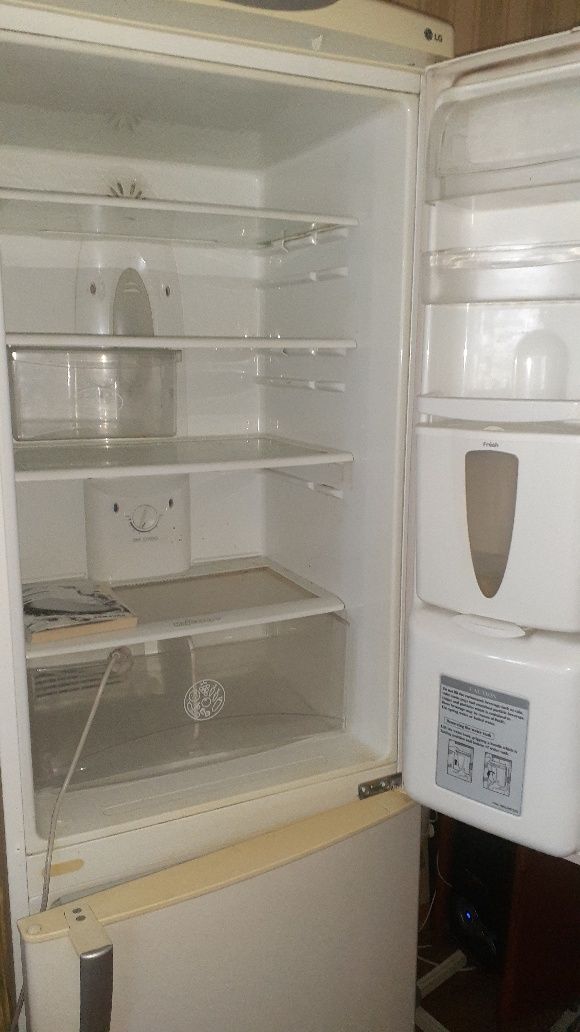 Холодильник б/у продам .