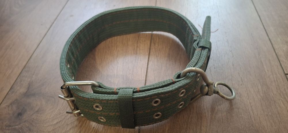 Усилен нашийник за огромни породи кучета.