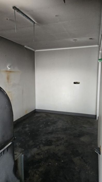 Морски контейнер преустроен в търговски обект