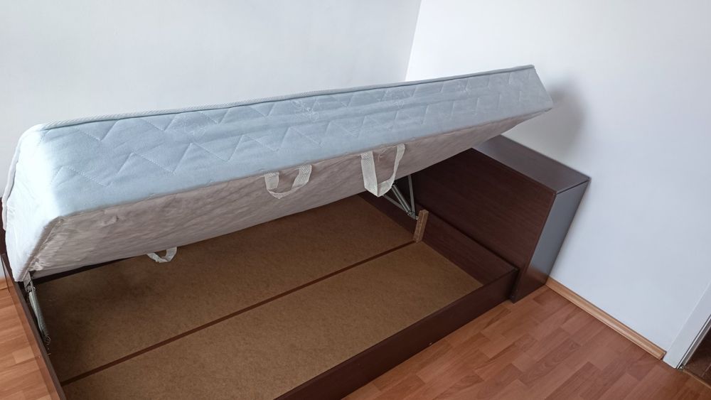 Легло с матрак и ракла