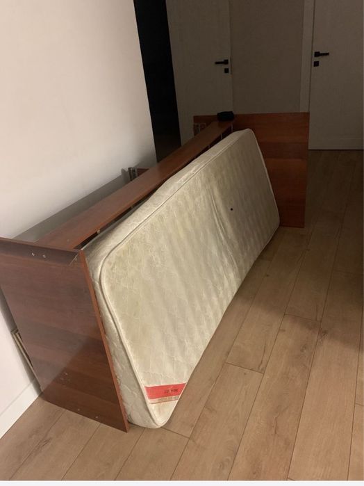 Кровать одно спальная.