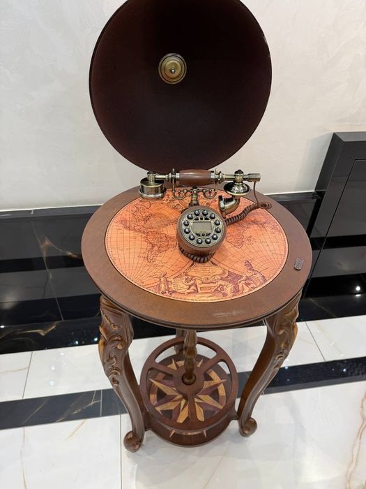 Декоративный столик или приставной столик, совмещенный с телефоном.