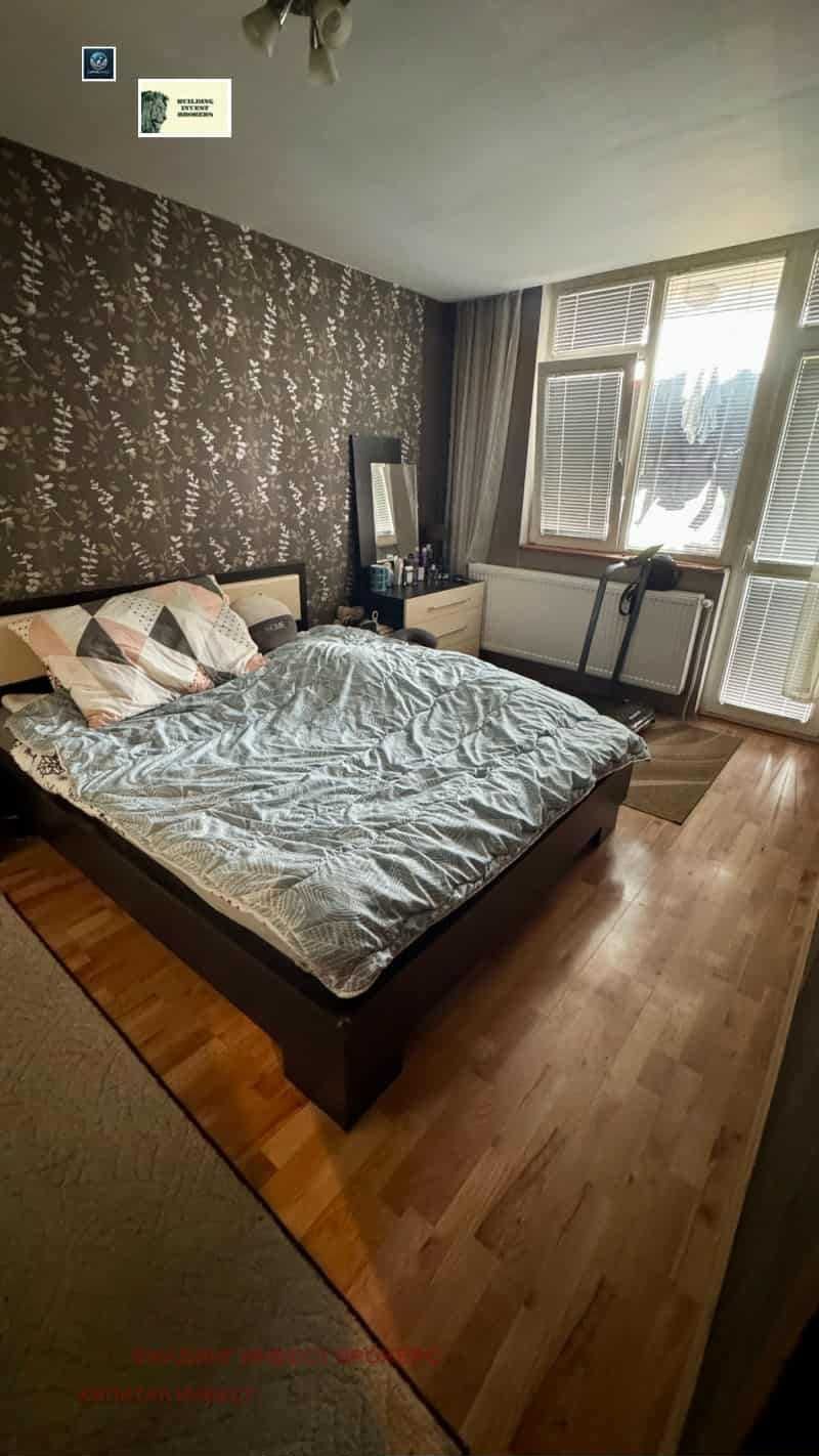 Продавам тристаен апартамент