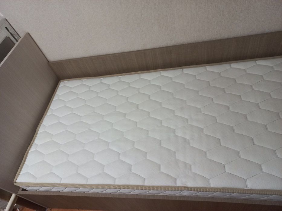 Легло с матрак и нощно шкафче