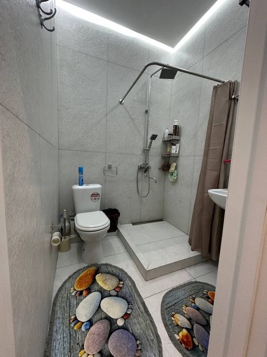 3 xonalik kvartira sotiladi. 1-etaj 92 kv lik xonadon.