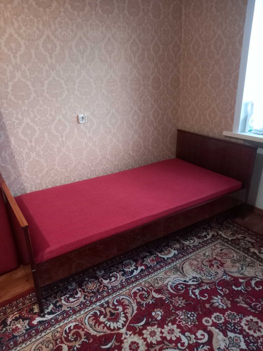 Кровать  с матрацами деревянные 98 на 197 см по 25000 за каждую,