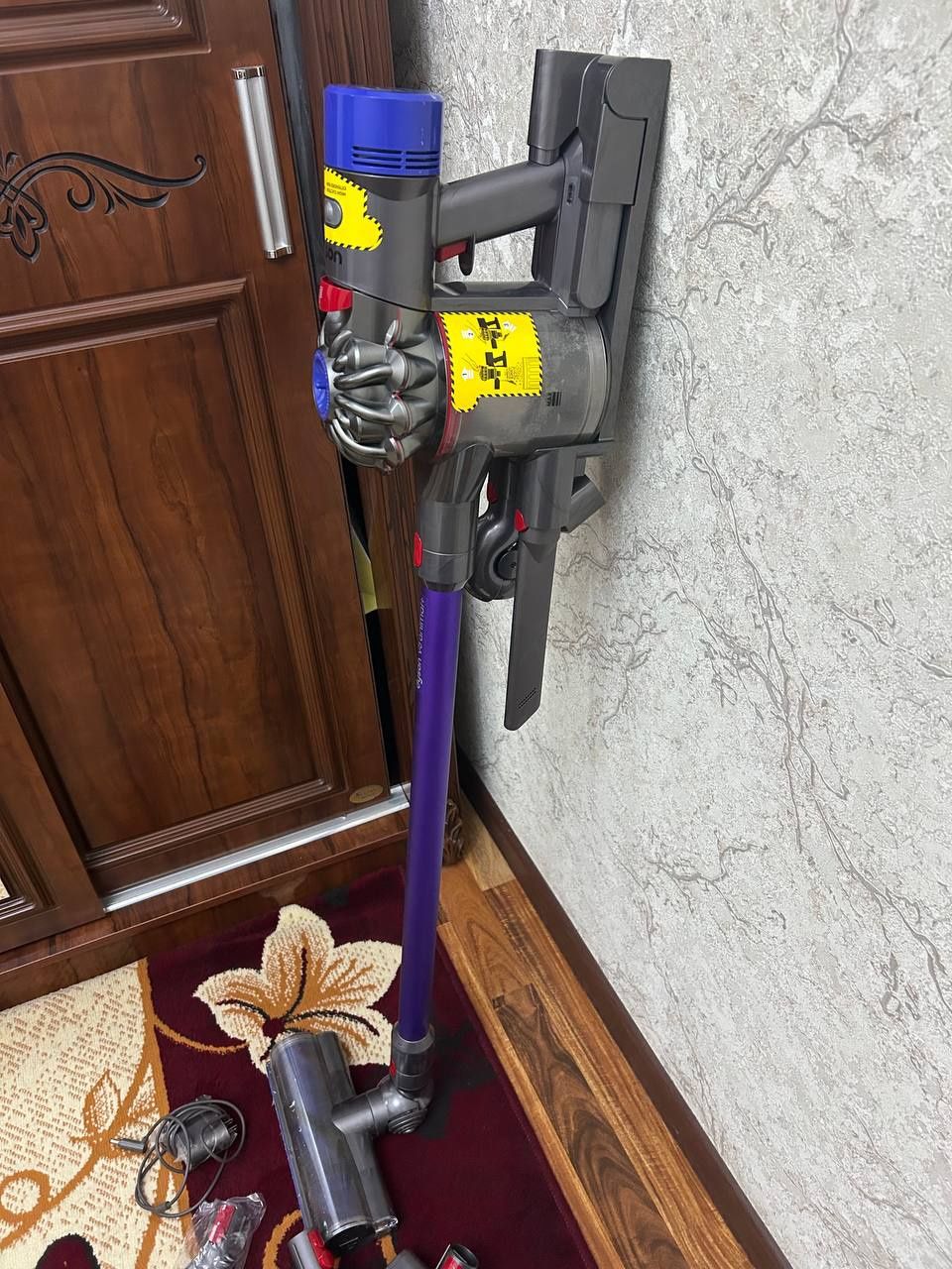 Продам пылесос Dyson v8