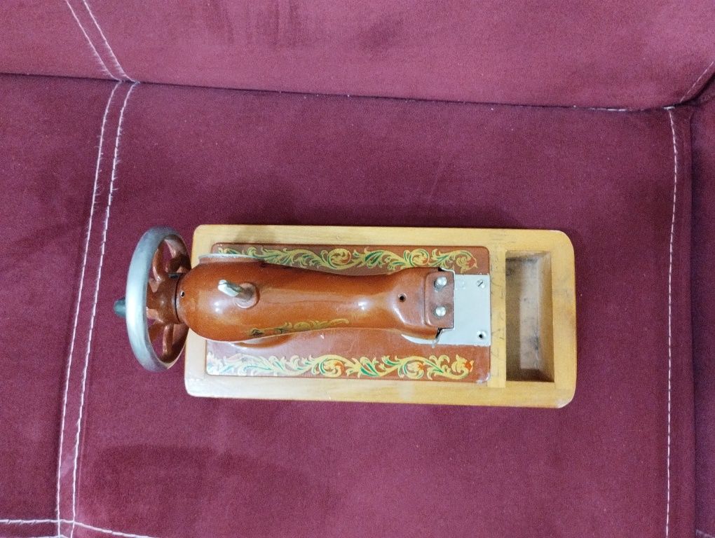 Стара мини шевна машина