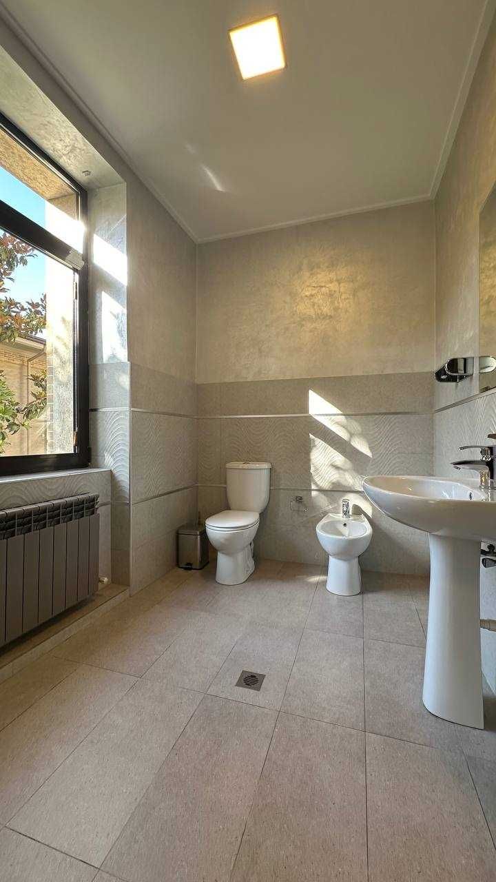 Офис Здание  26 каб. 1400 кв. Парковка 25 машин Центр