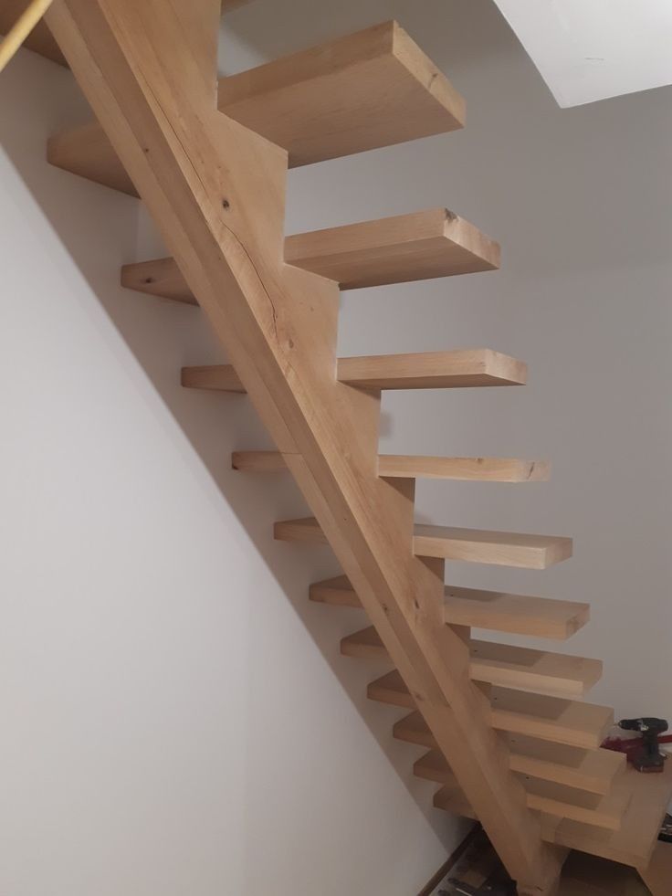 Oferta scari interioare din lemn masiv pe comandă