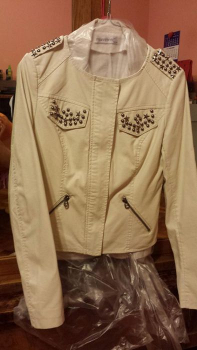 Geaca piele alba cu tinte
