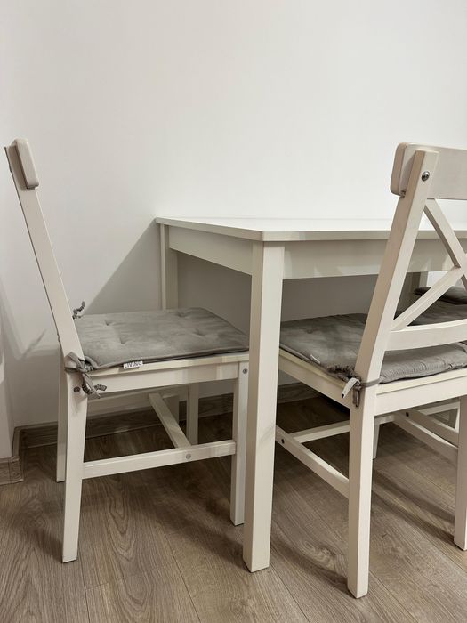 Set masă 118x75 și 4 scaune EJBY JYSK albe – stare bună + huse incluse