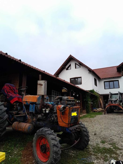 Tractor U651    .