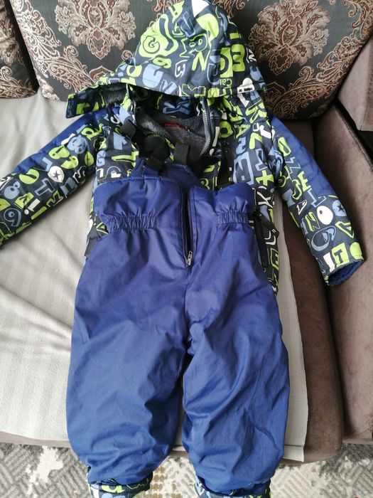 Продам детский комбинезон, куртку.