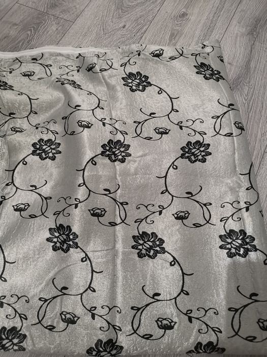 Vând draperie nouă cu model  floral negru și alb l